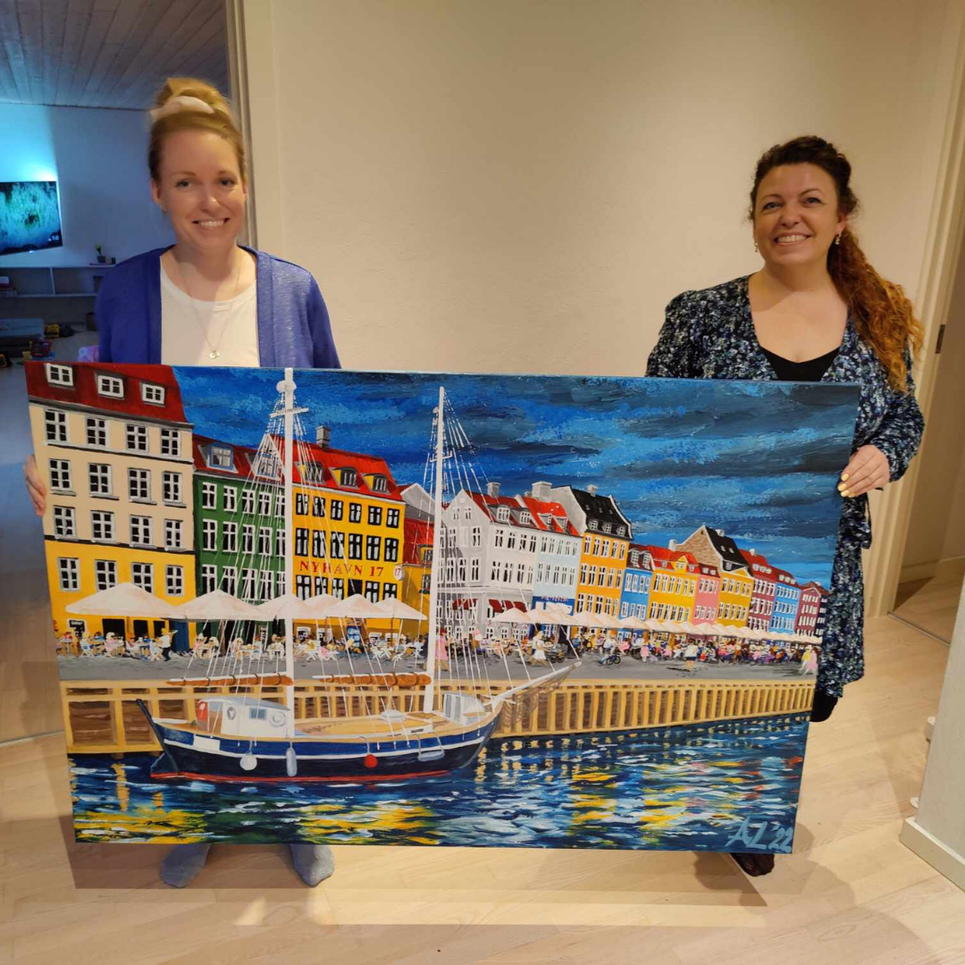 Nyhavnsmaleriet overdrages. Mit maleri af Nyhavn overdrages til min datter som en gave, til minde om hendes studietid i København. Min datter får overrakt mit maleri af Nyhavn. Det har været en kæmpe arbejde, så vi er begge meget glade.