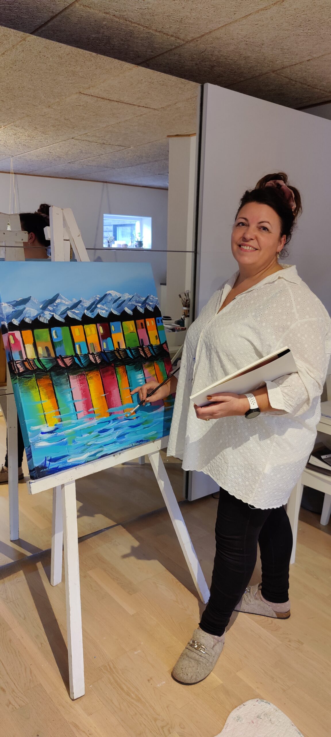 Artistry Lounge, Anni R. M. Lauridsen står og maler et maleri inspireret af Bergen, Norge.