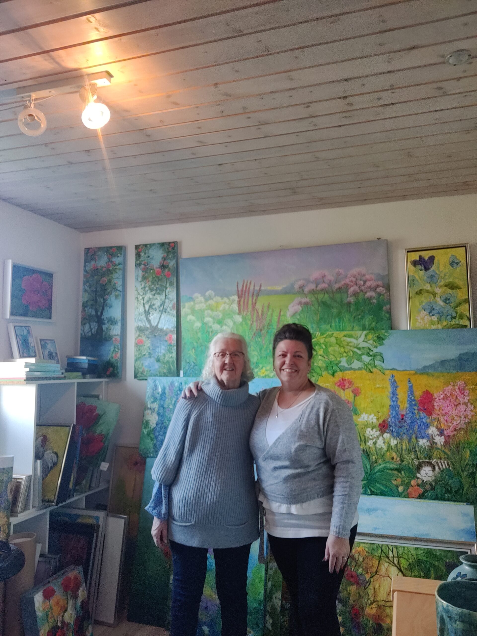 Karin og jeg i hendes atelier i Haldbjerg ved Frederikshavn. Se hendes malerier på www.proart.dk