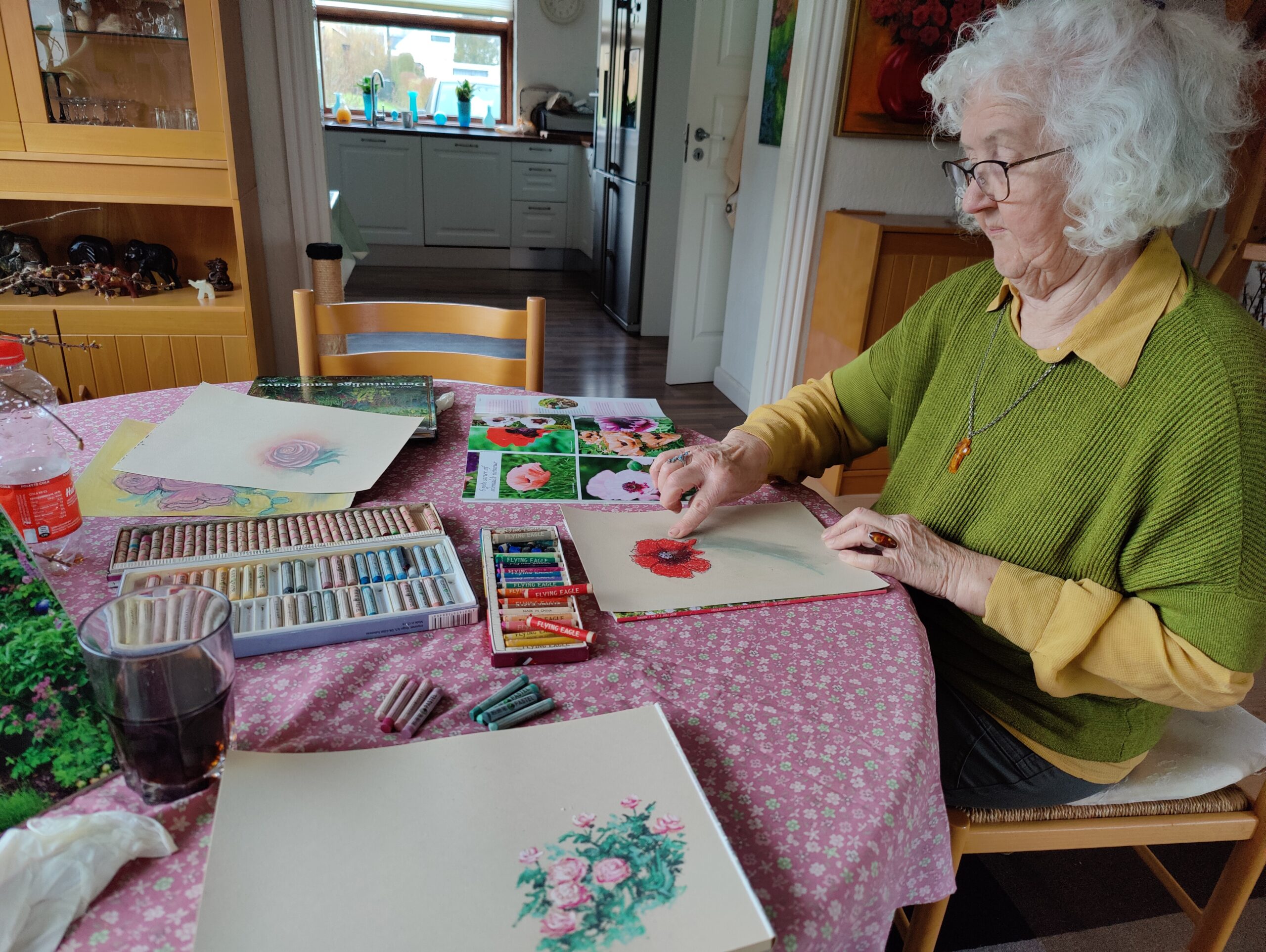 Karin Hermansen og jeg, Anni Lauridsen, sidder i hendes stue og leger med nye teknikker og materialer.