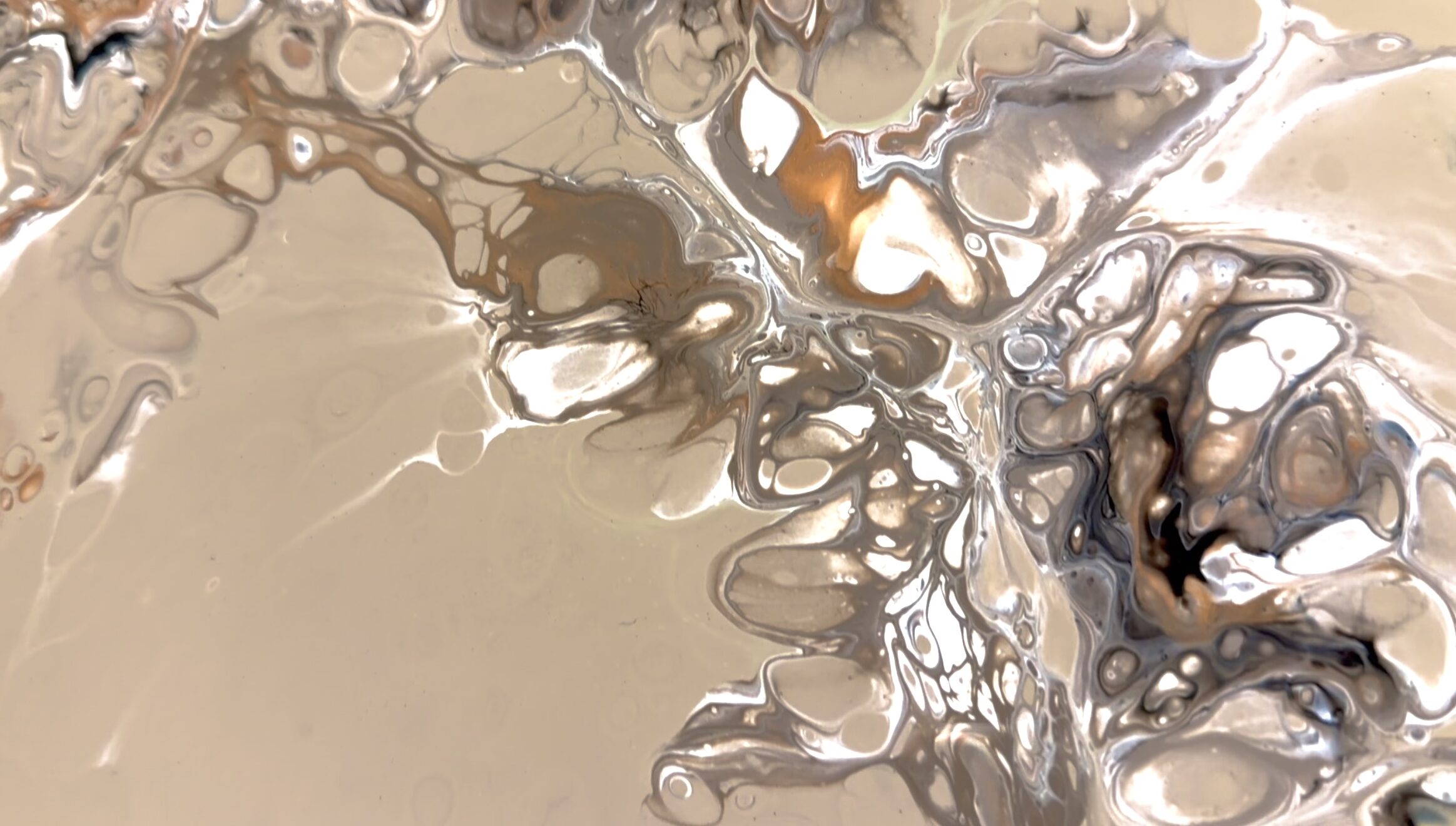 Artistry Lounge, Pouring online malerkursus. Smukke farvekombinationer af flydende fortryllende farver i beige, kobber og hvid og sort. Din fantasi skaber selv figurer og mønstre, når du ser på det.Man bliver aldrig træt af at se dette smukke Pouring maleri fra Artistry Lounge, da den smukke kombination af skønne beige, kobber-metal,hvid og sort skaber magiske mønstre og fabler i din fantasi.