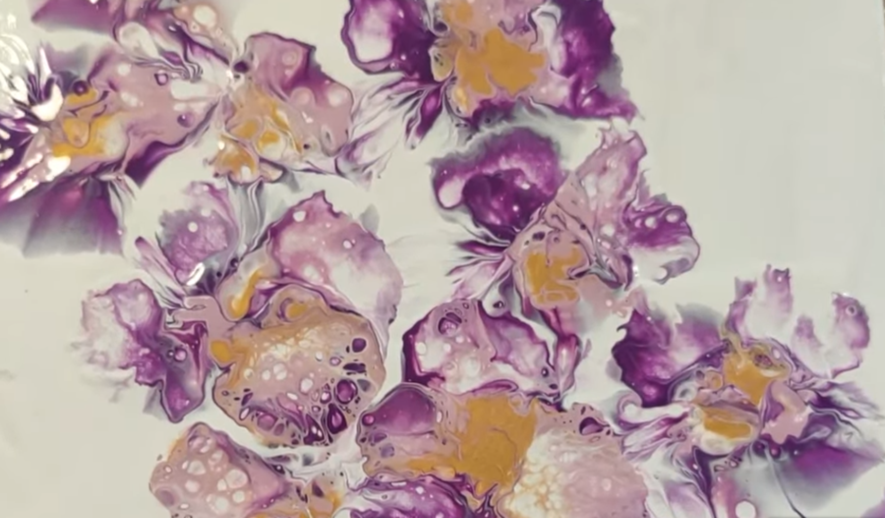 Baloon smash, Artistry Lounge. Utrolig smukke blomsterlignende lilla og guldfarvede flydende maleri. Køb online malerkurser.
